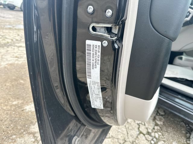 Used 2023 Chrysler Pacifica Touring-L FWD image 37