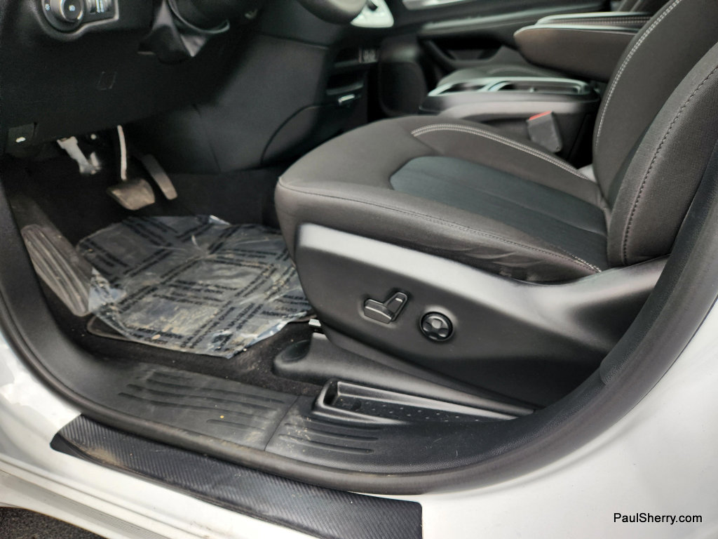 Used 2024 Chrysler Pacifica Touring FWD image 36