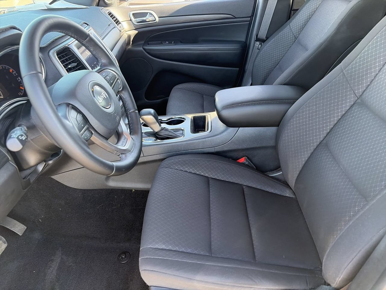 Used 2020 Jeep Grand Cherokee Laredo RWD image 18