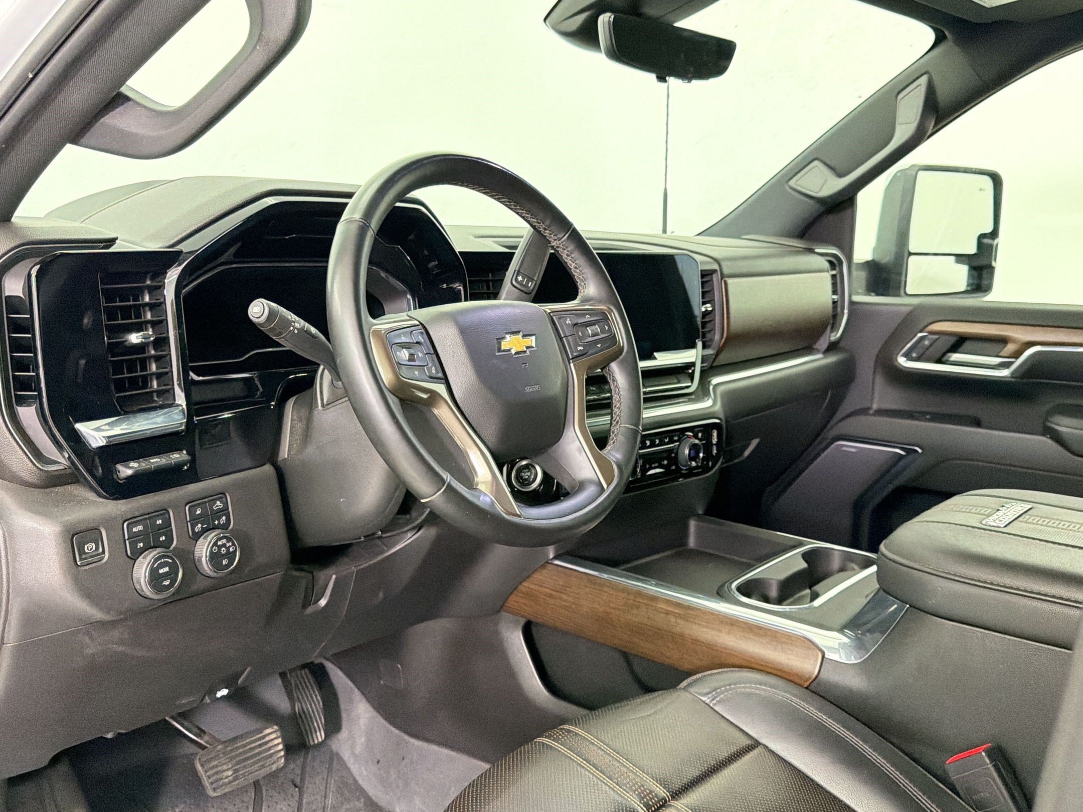 Used 2024 Chevrolet Silverado 2500 High Country w/ High Country Premium Package AWD/4WD image 4