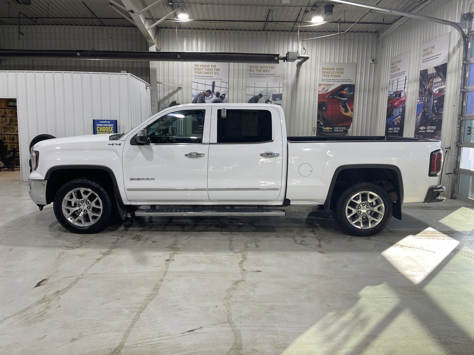 Used 2017 GMC Sierra 1500 SLT w/ SLT Premium Package image 5