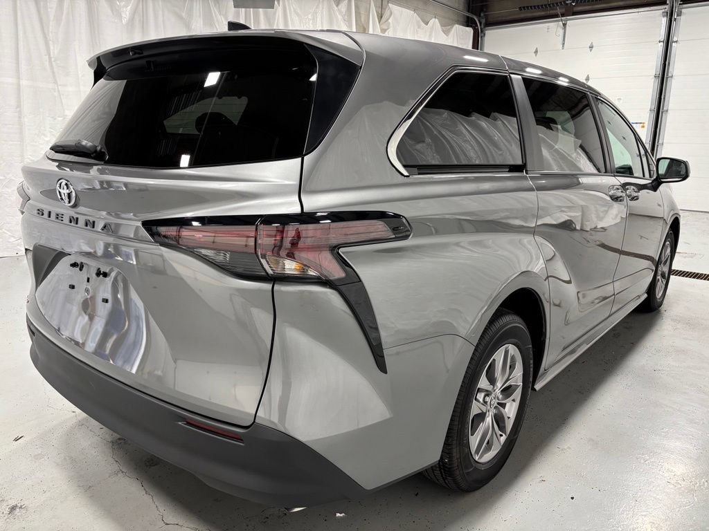Used 2026 Toyota Sienna LE FWD image 7