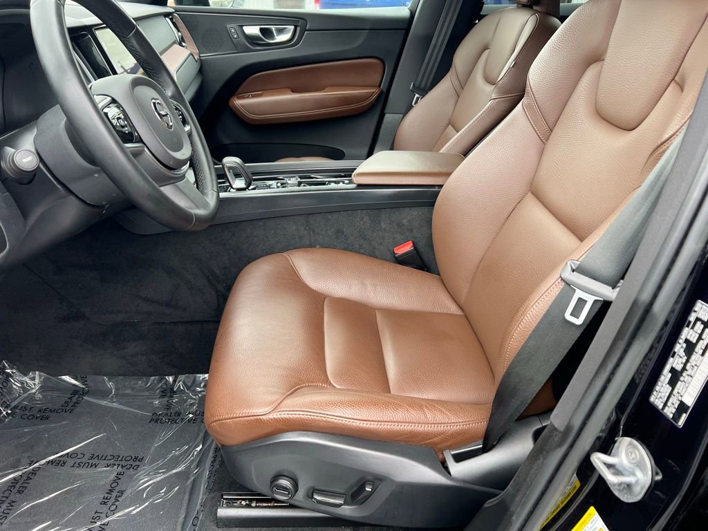Used 2023 Volvo XC60 B5 Plus image 11