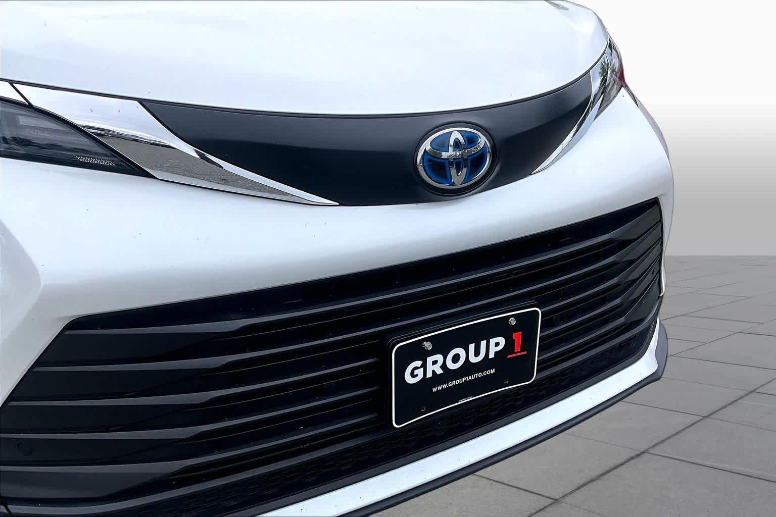 Used 2025 Toyota Sienna XLE FWD image 30