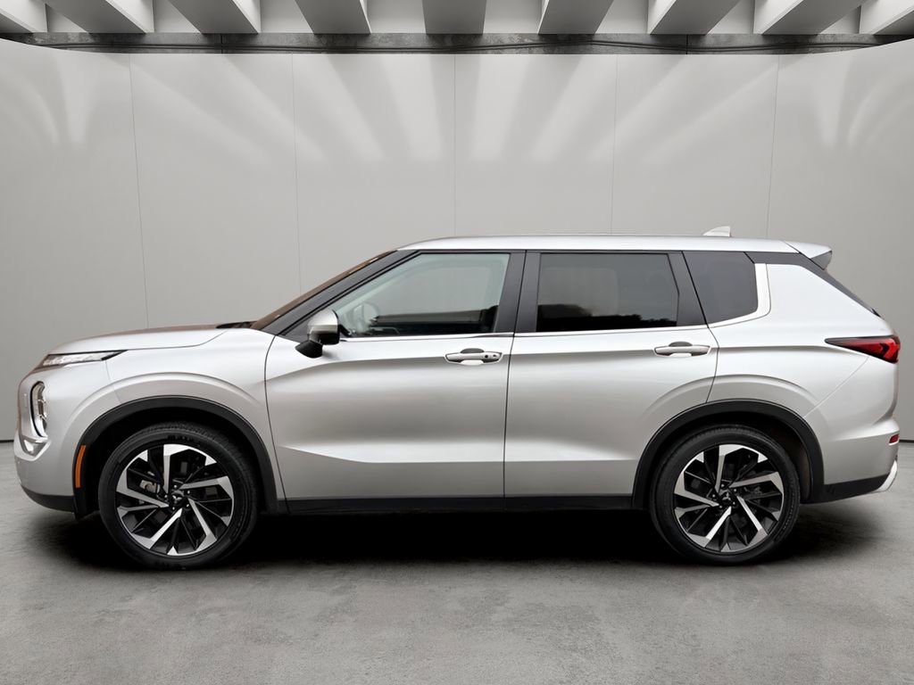 Used 2024 Mitsubishi Outlander SE image 2