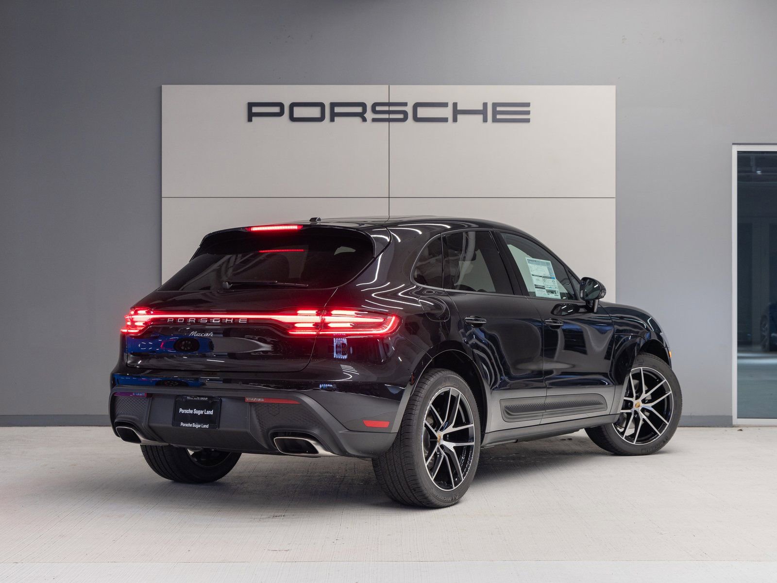 Certified 2025 Porsche Macan image 7