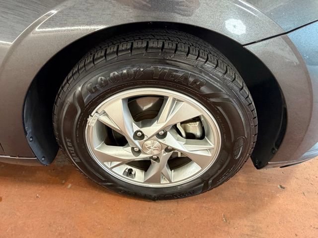 Used 2021 Hyundai Elantra SE FWD image 8