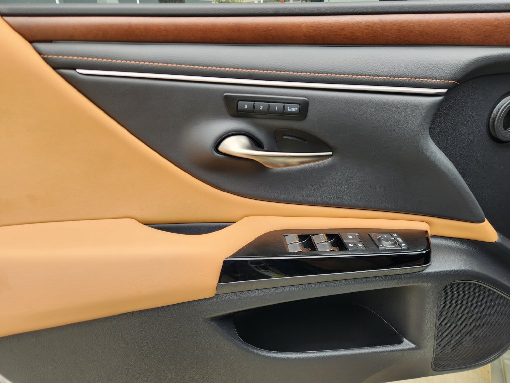 Certified 2025 Lexus ES 350 w/ Premium Package FWD image 22