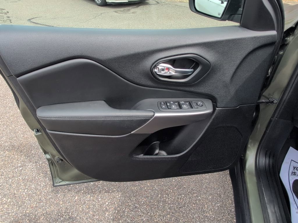 Used 2021 Jeep Cherokee Latitude Lux w/ Comfort/Convenience Group AWD/4WD image 17