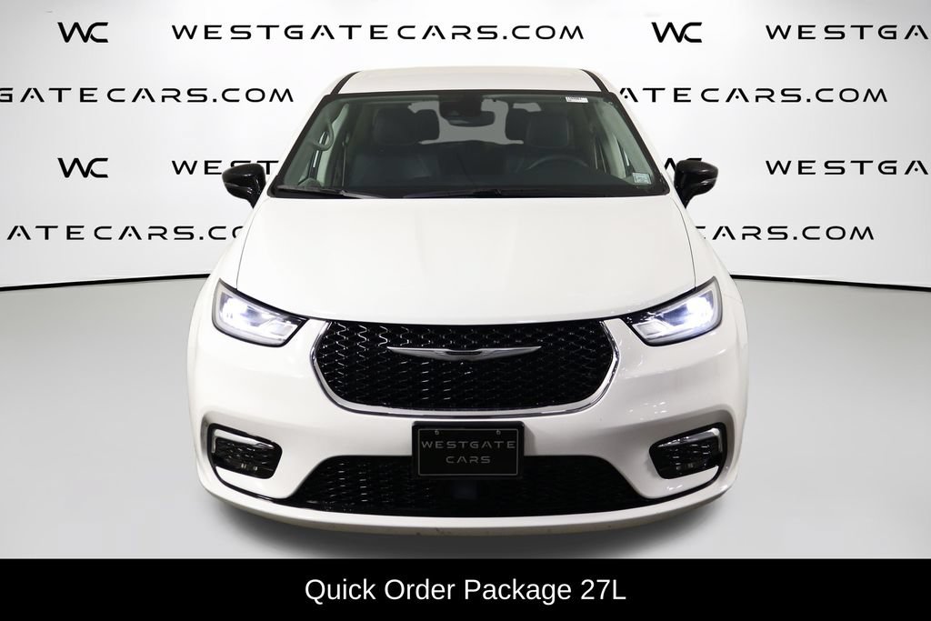Used 2024 Chrysler Pacifica Touring-L FWD image 2