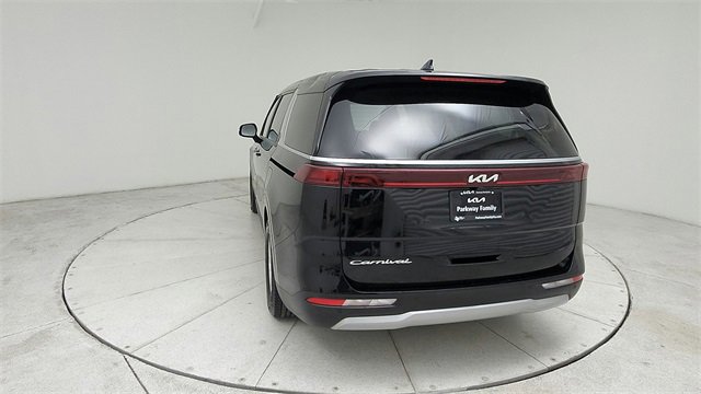 Used 2022 Kia Carnival LX image 6