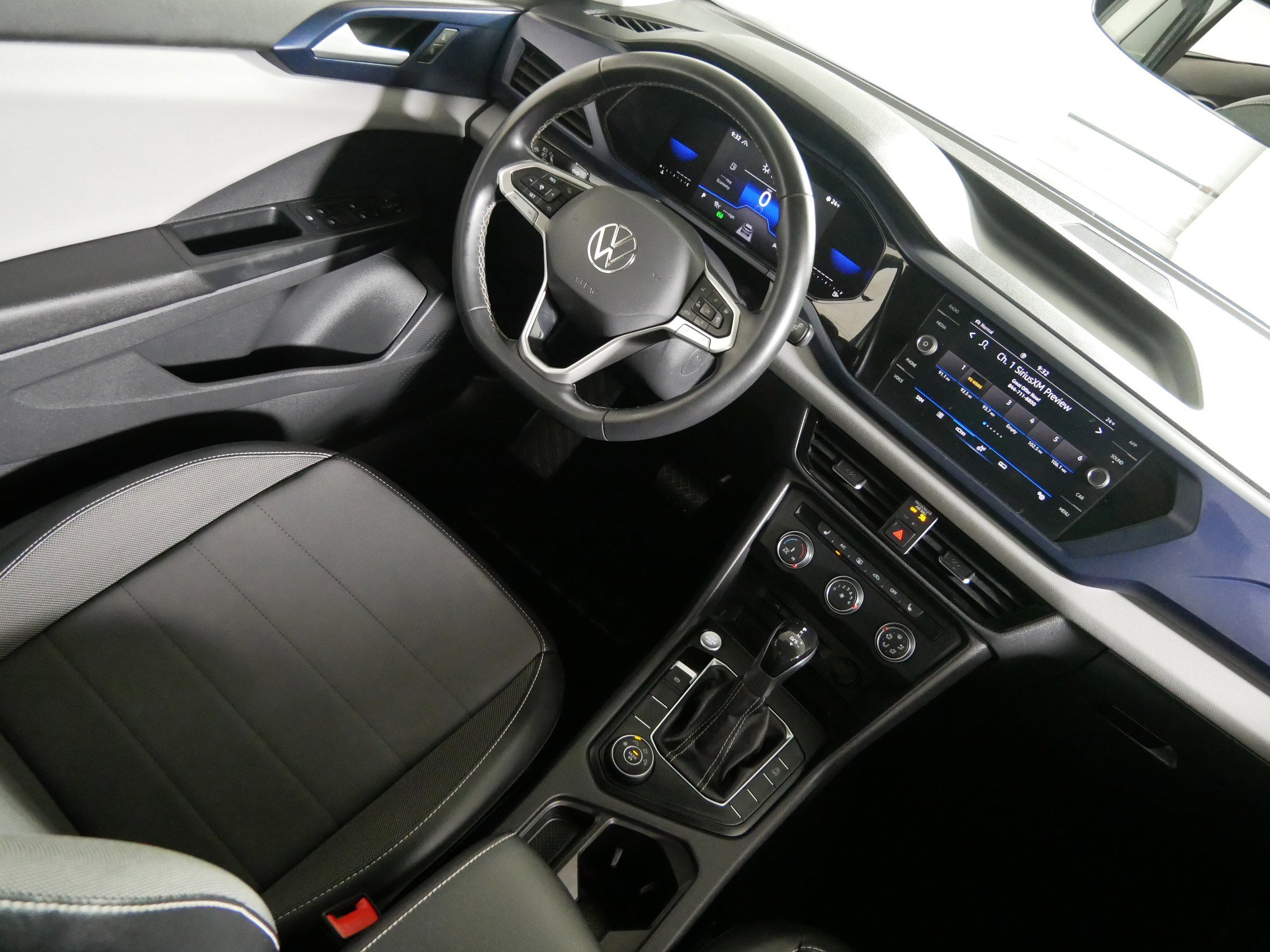 Certified 2022 Volkswagen Taos SE w/ Panoramic Sunroof Package image 9