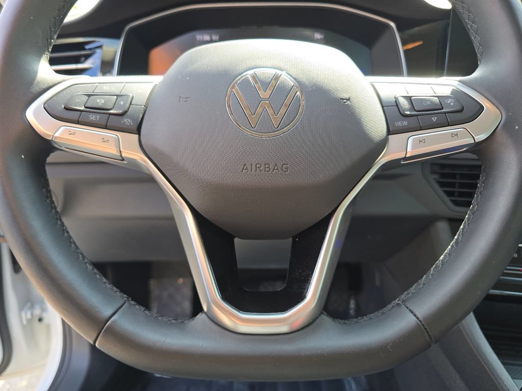 Certified 2025 Volkswagen Jetta SE w/ Black Wheel Package FWD image 31