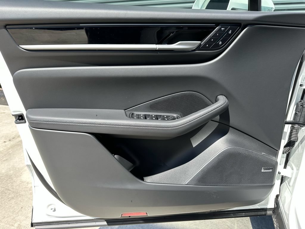 Used 2026 Porsche Macan Electric RWD image 19