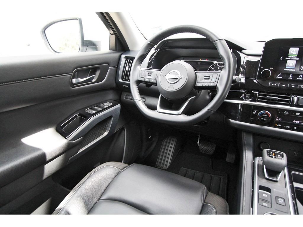 Used 2025 Nissan Pathfinder SL AWD/4WD image 8