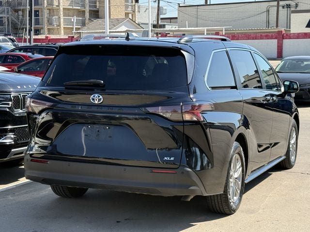 Used 2025 Toyota Sienna XLE FWD image 4