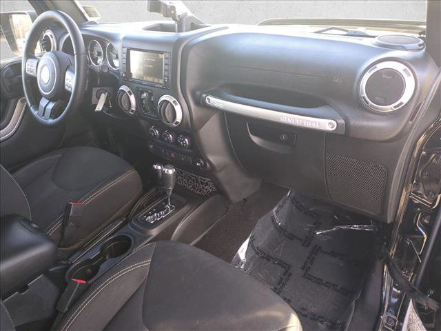Used 2015 Jeep Wrangler Unlimited Rubicon w/ Connectivity Group AWD/4WD image 21