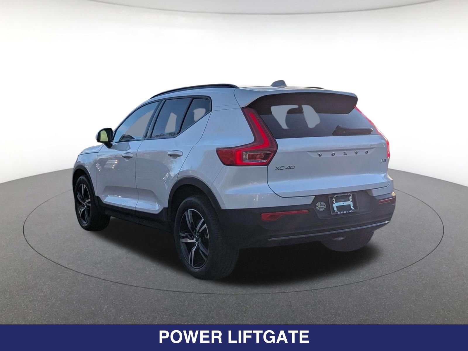 Used 2024 Volvo XC40 B5 Core AWD/4WD image 6