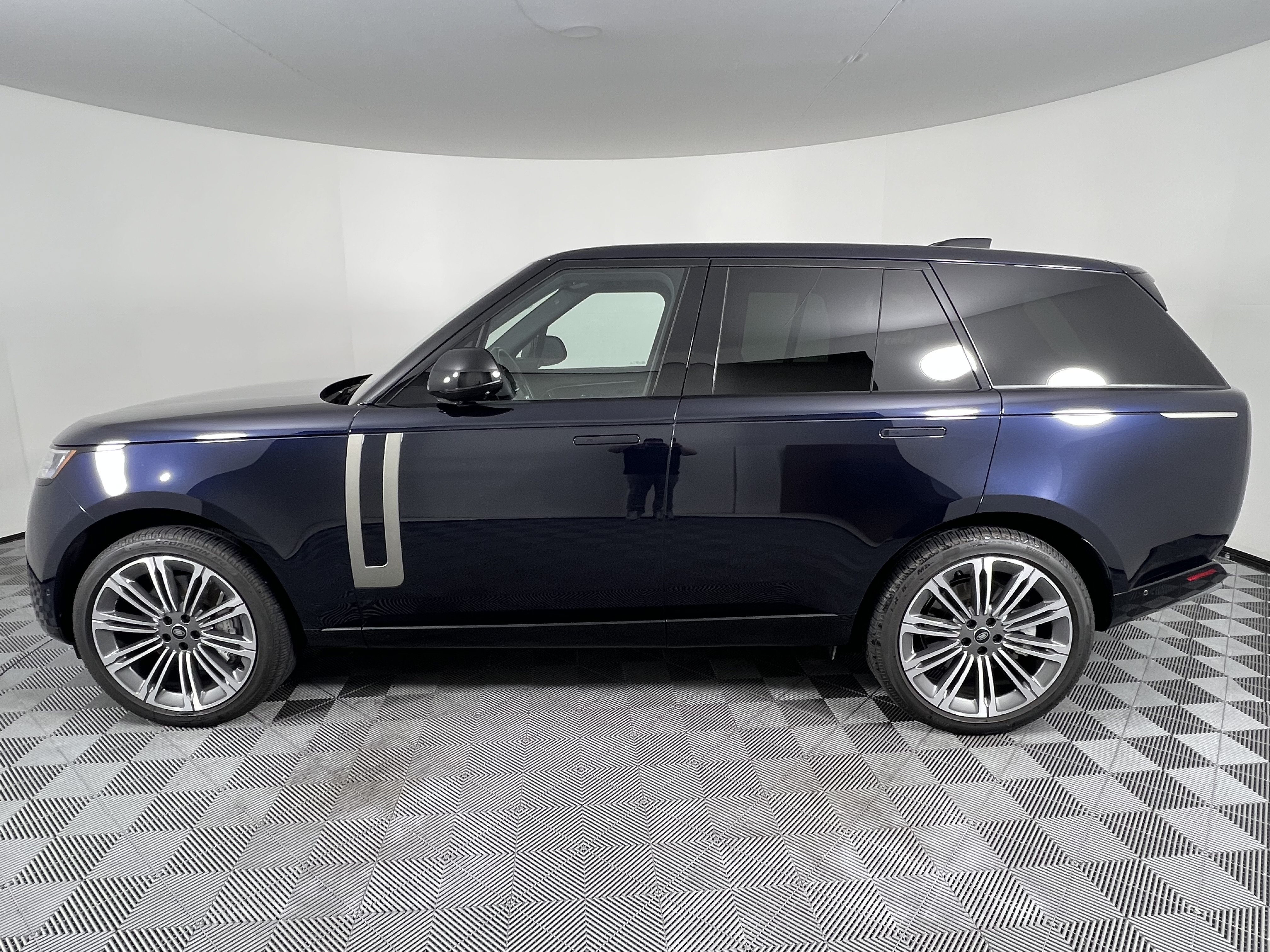 Used 2025 Land Rover Range Rover SE AWD/4WD image 9