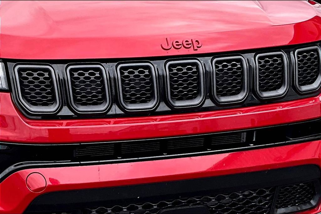 Used 2023 Jeep Compass Limited image 30