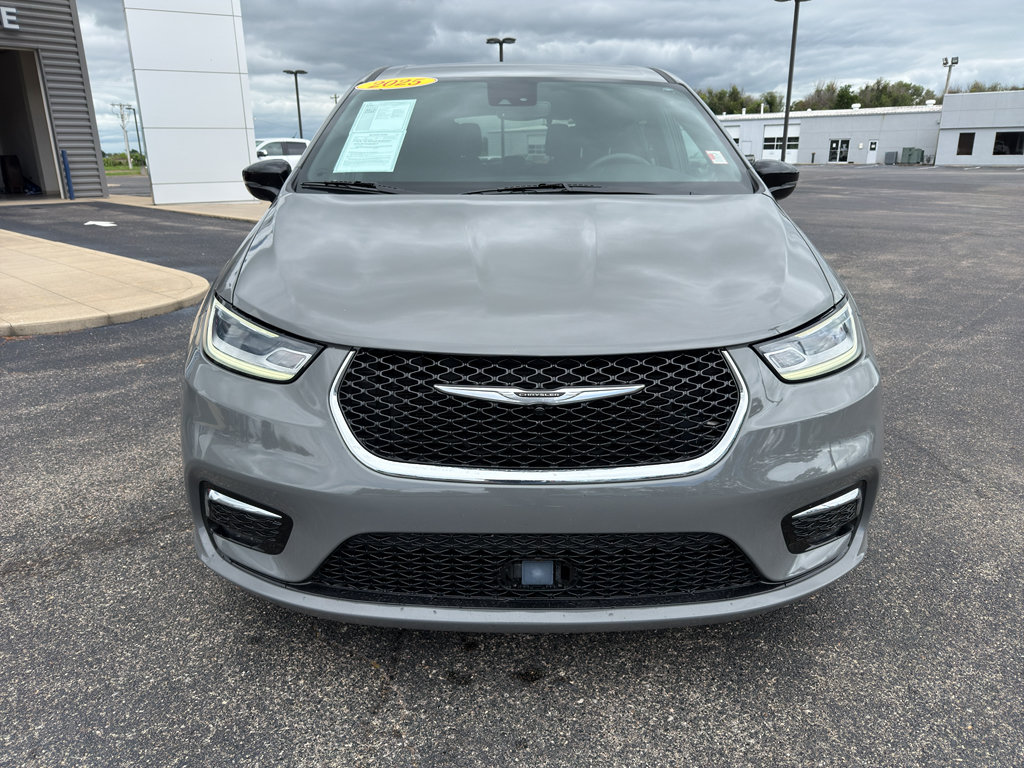 Used 2025 Chrysler Pacifica Select FWD image 3