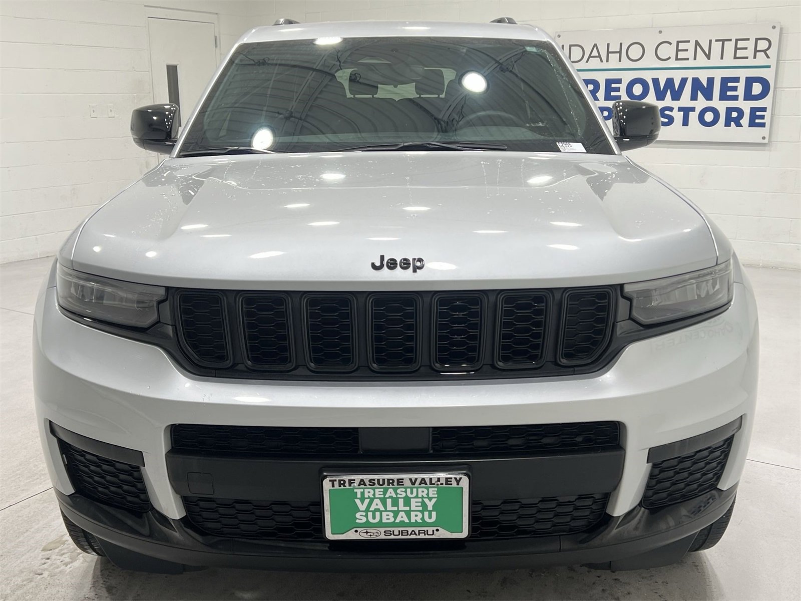 Used 2023 Jeep Grand Cherokee L Laredo image 3