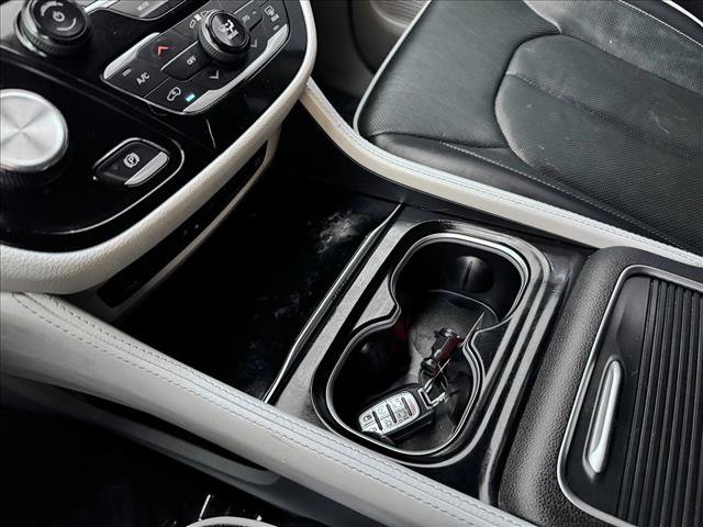 Used 2023 Chrysler Pacifica Limited w/ Uconnect Theater Family Group image 17