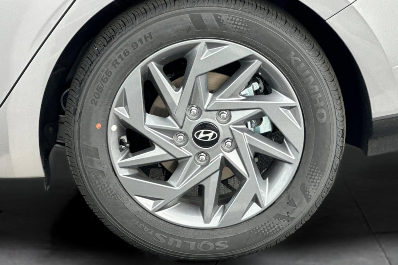 Used 2026 Hyundai Elantra Hybrid FWD image 27