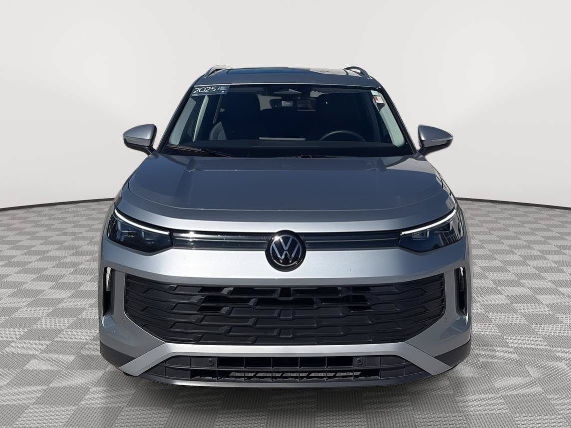 Used 2025 Volkswagen Tiguan SE w/ Panoramic Sunroof Package AWD/4WD image 3