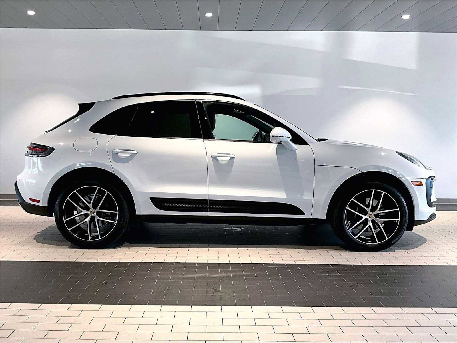 Used 2025 Porsche Macan image 11
