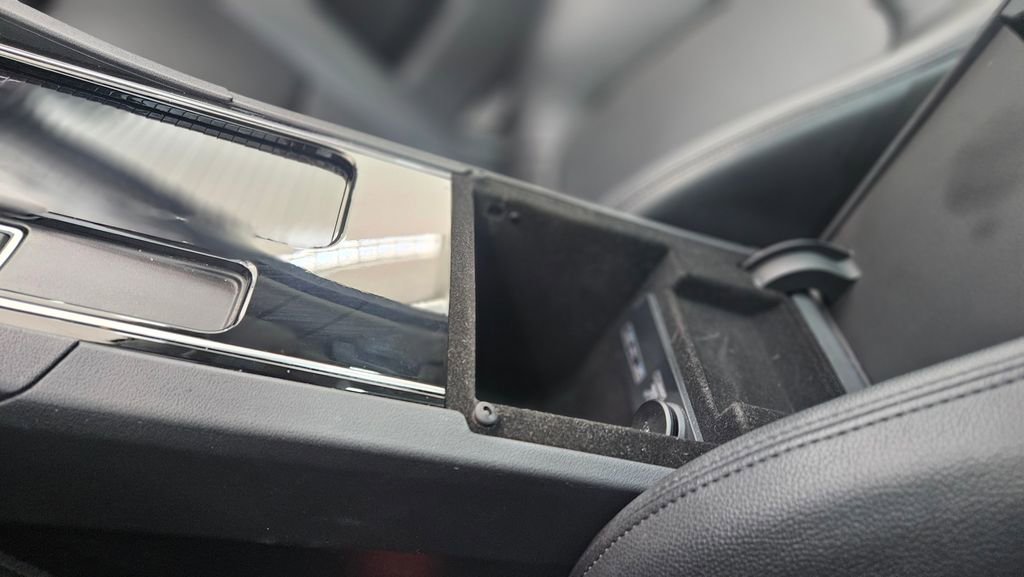 Used 2020 Jaguar F-PACE Premium image 31