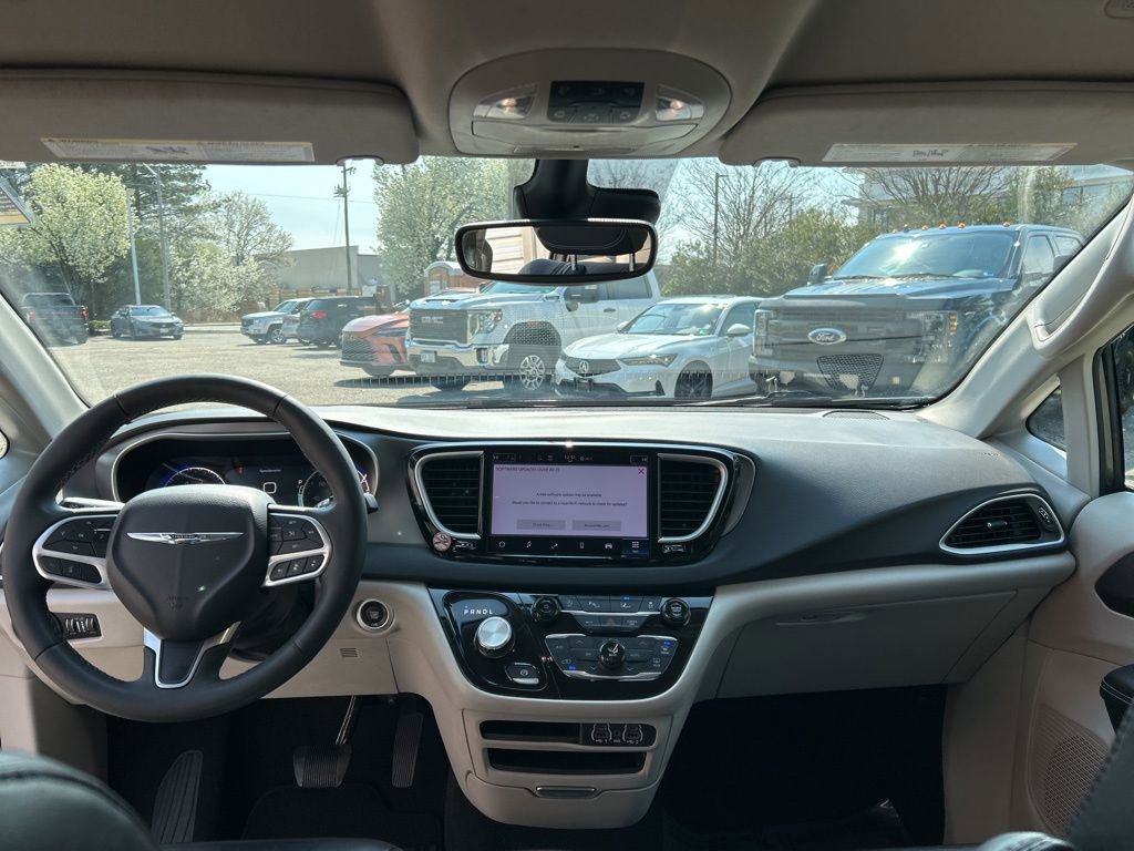 Used 2023 Chrysler Pacifica Touring-L image 20