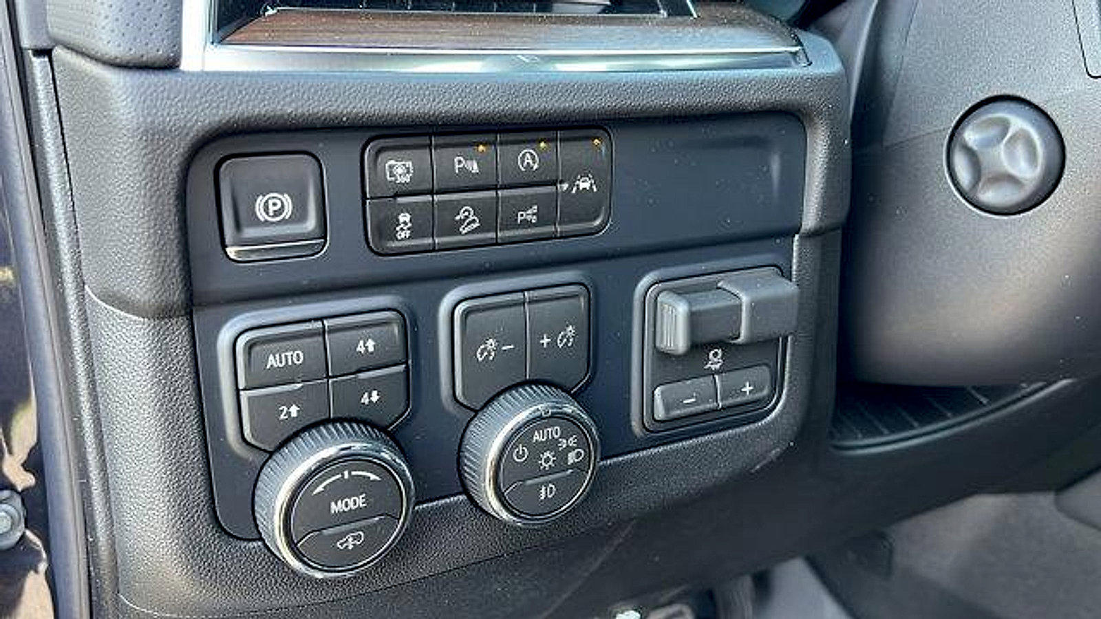 New 2026 Chevrolet Suburban High Country image 34