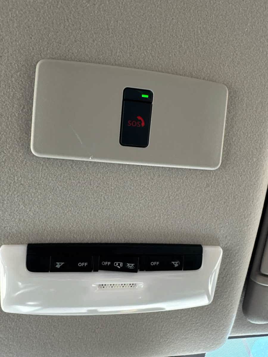 Used 2025 Nissan Versa SR w/ Trunk Package FWD image 27