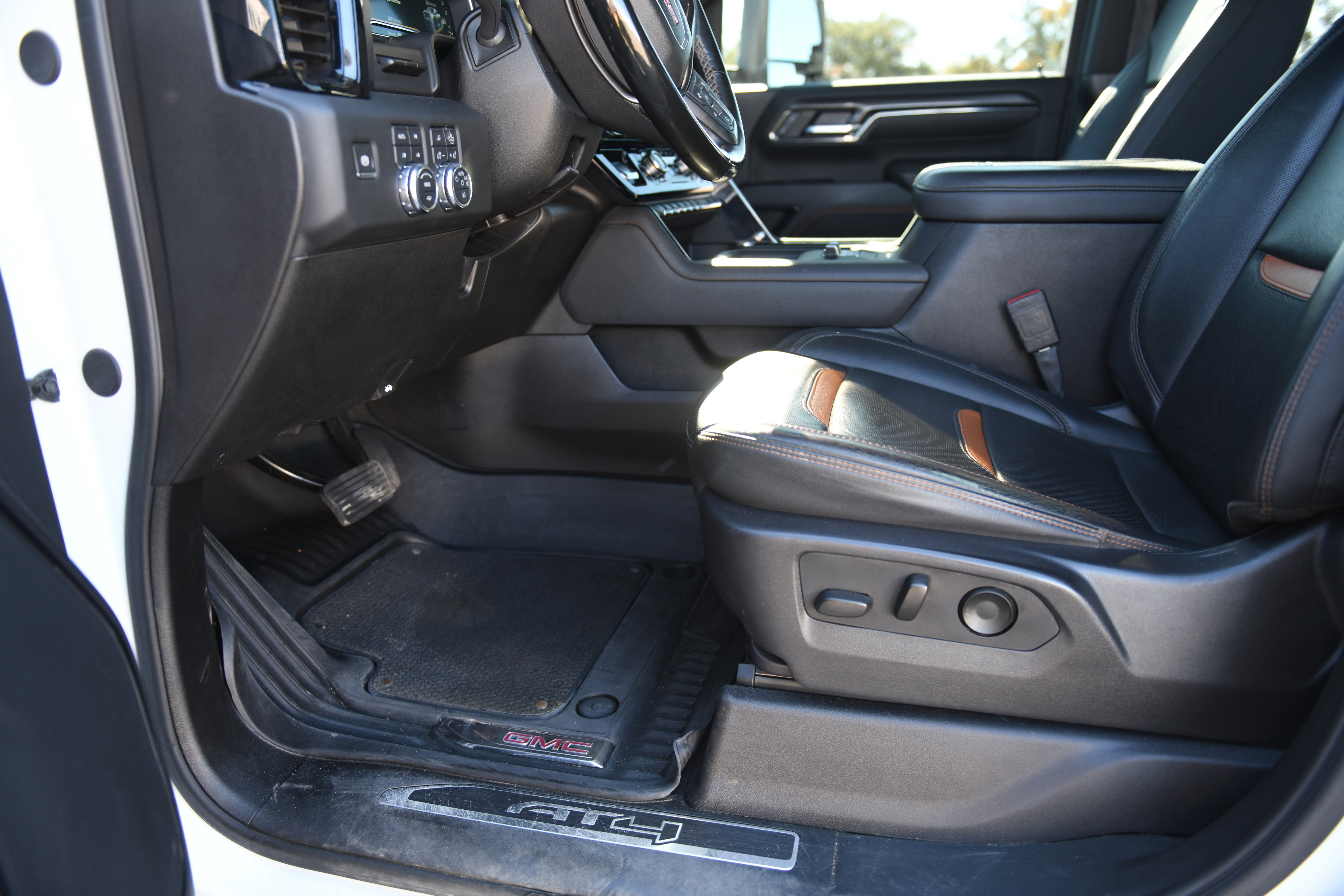 Used 2024 GMC Sierra 2500 AT4 w/ Technology Package image 24