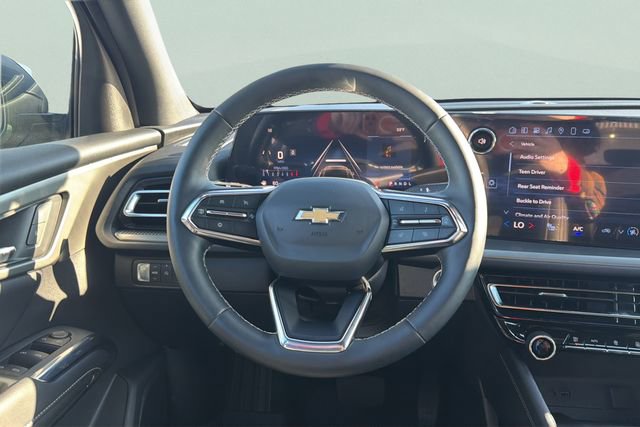 Used 2025 Chevrolet Traverse LT w/ Driver Confidence Package image 8