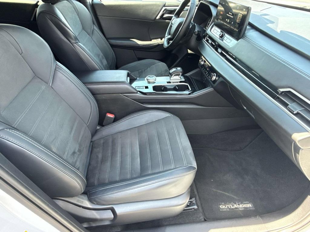 Used 2025 Mitsubishi Outlander SE image 20