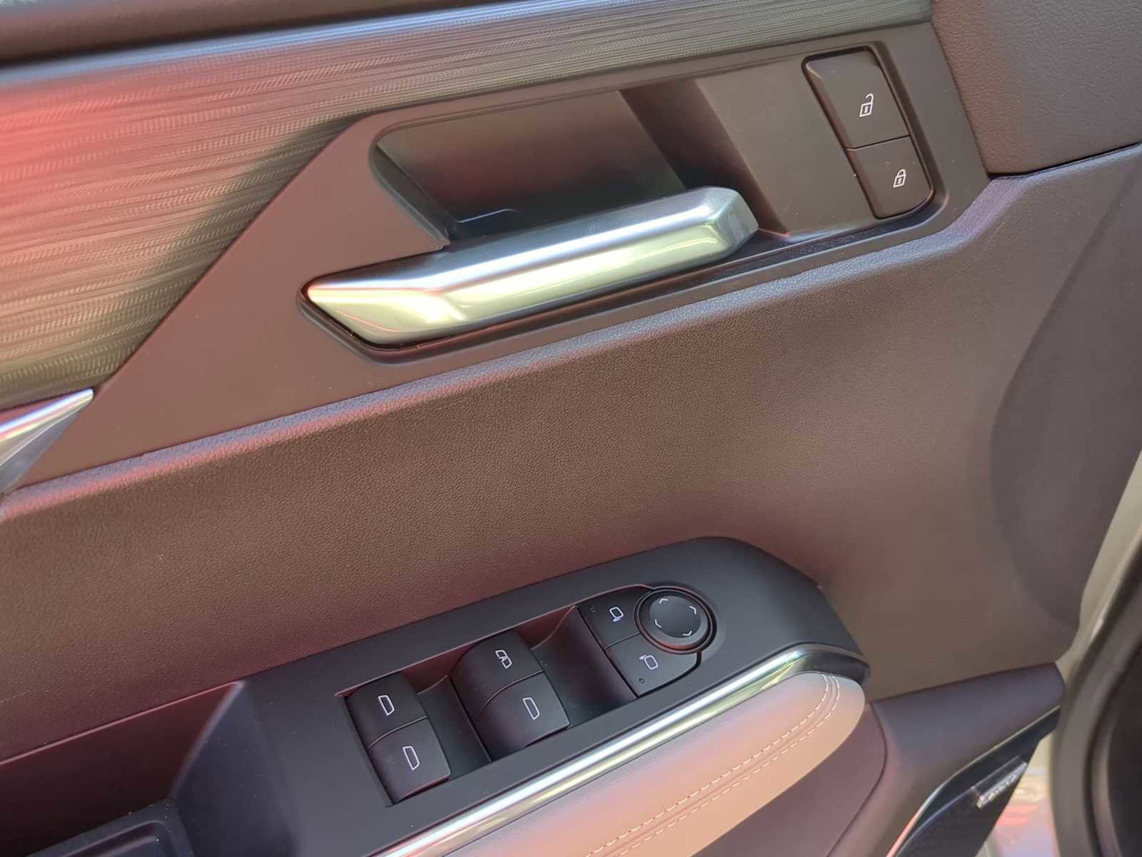 Used 2026 GMC Acadia Elevation w/ Elevation Premium Package FWD image 12