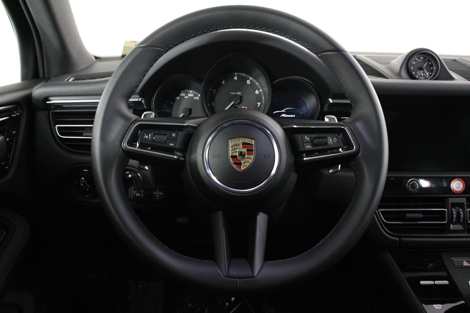 Certified 2025 Porsche Macan image 12