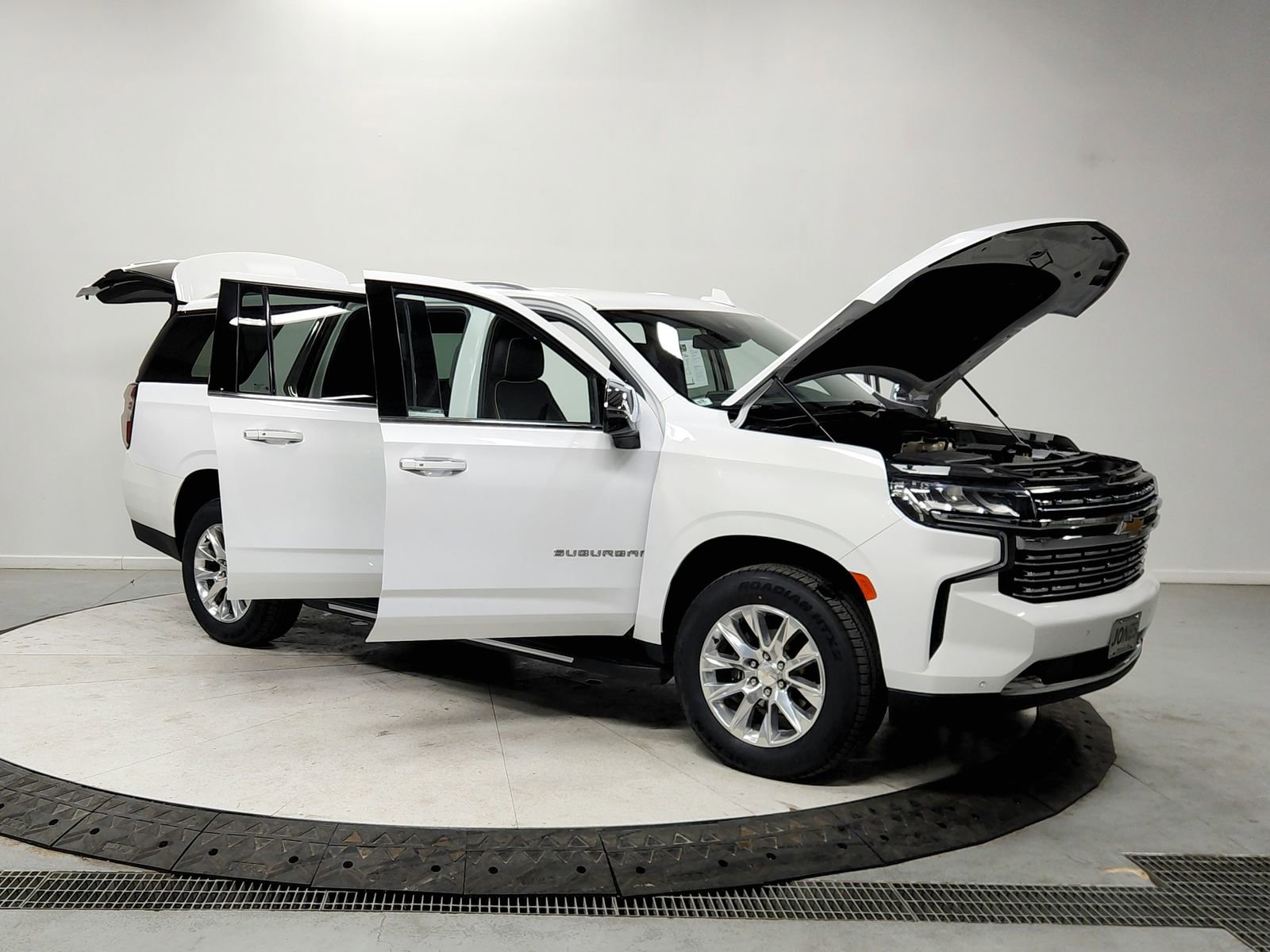 Used 2023 Chevrolet Suburban Premier image 9