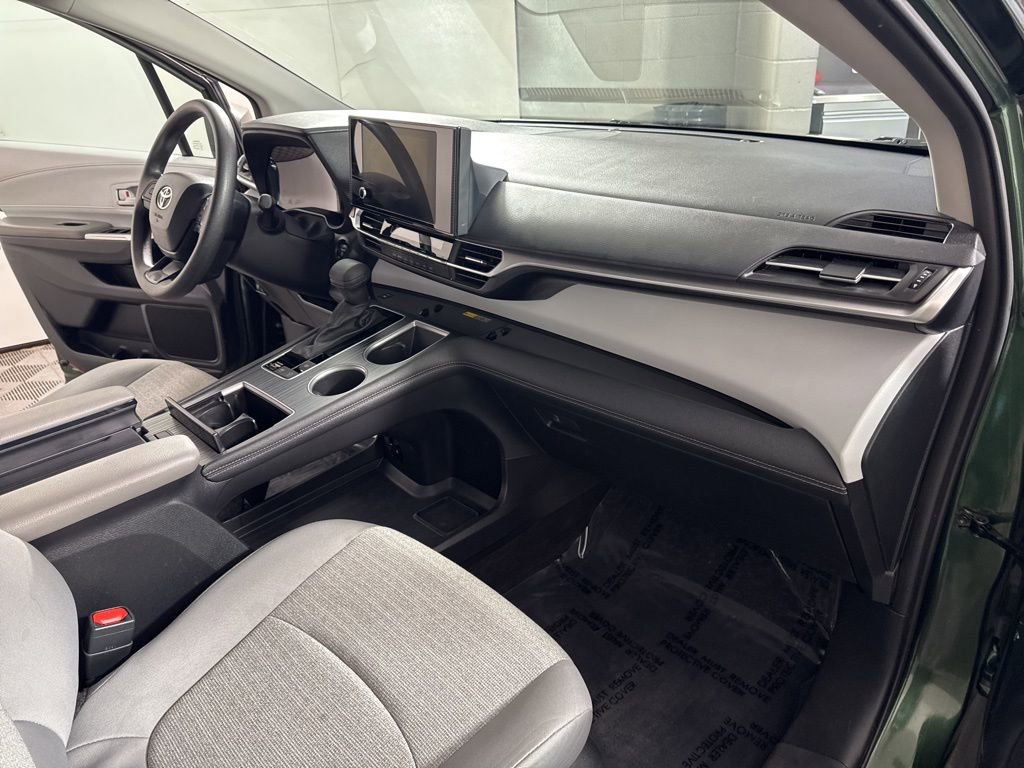 Used 2025 Toyota Sienna LE image 18