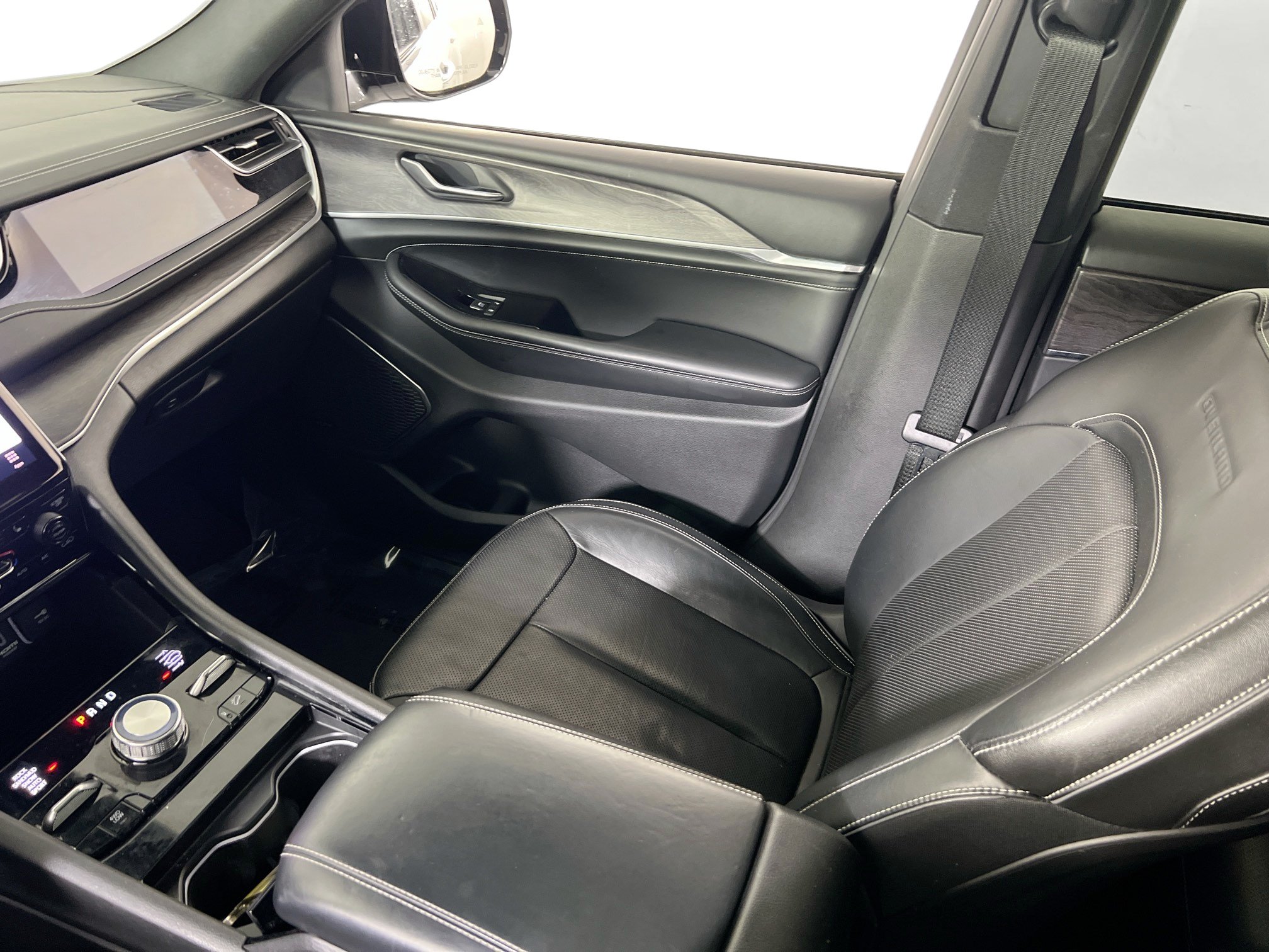 Used 2023 Jeep Grand Cherokee Overland AWD/4WD image 25