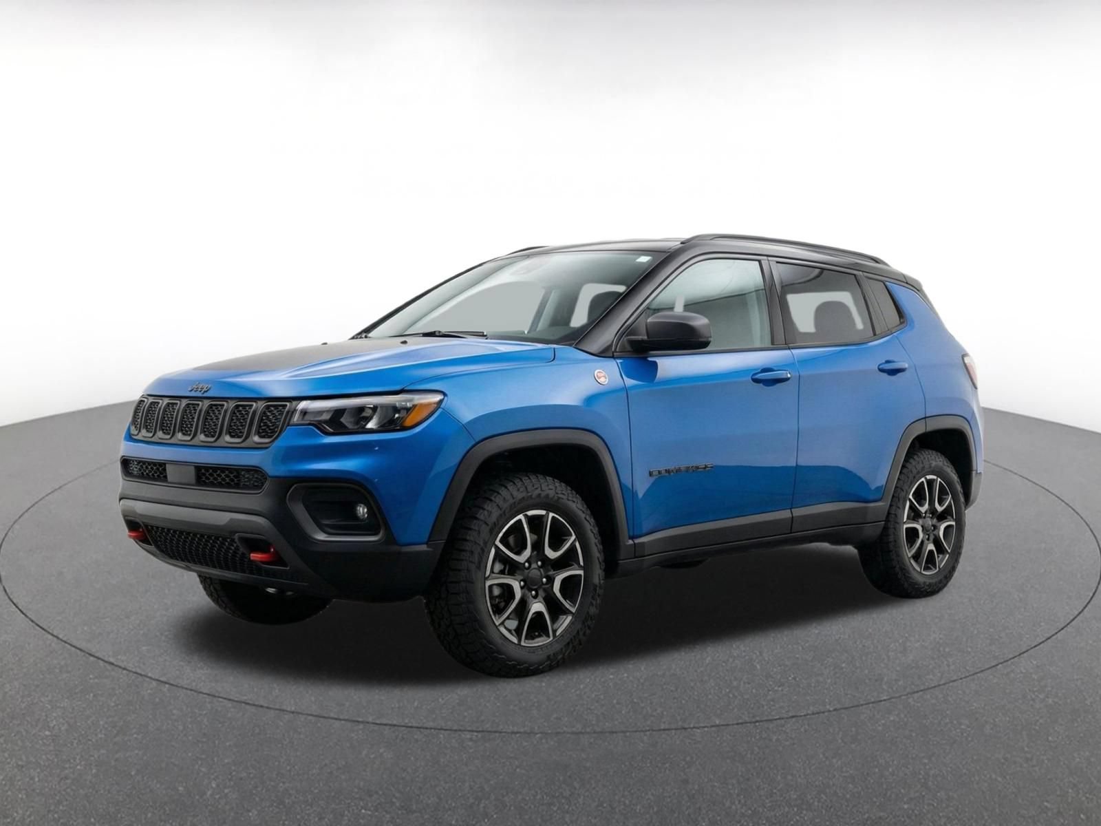 Used 2025 Jeep Compass Trailhawk AWD/4WD image 3