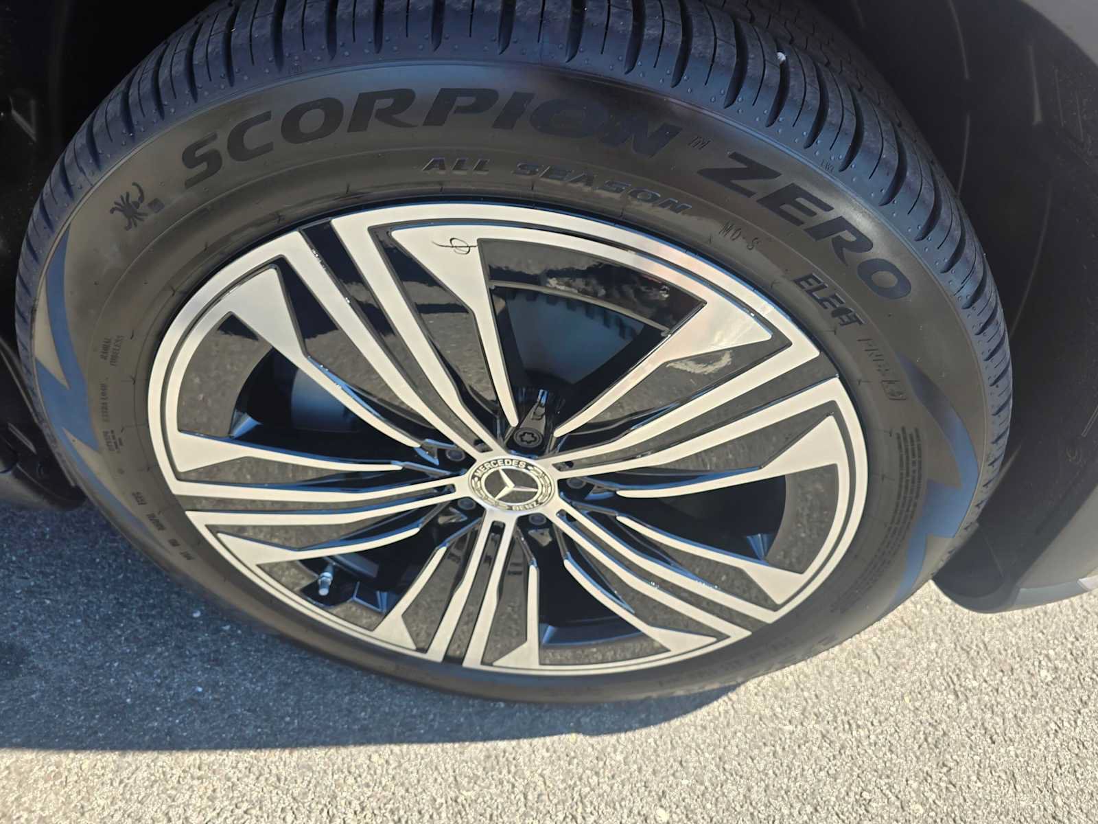 New 2027 Mercedes-Benz EQS 400 4MATIC SUV image 9