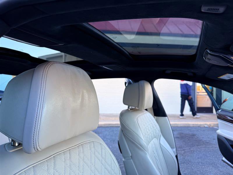Used 2018 BMW 750i image 15