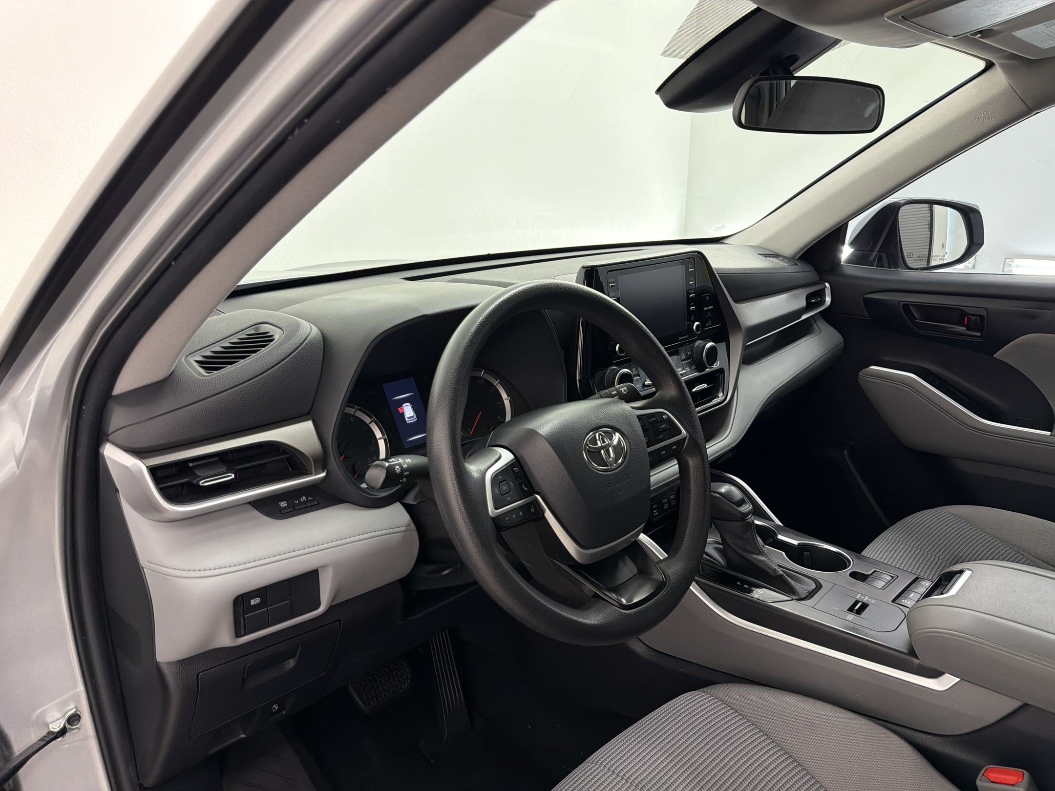Used 2022 Toyota Highlander L FWD image 4