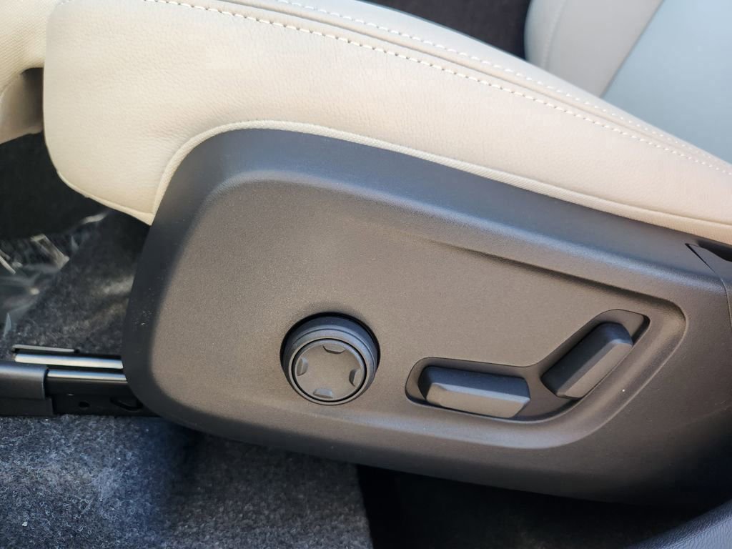 New 2026 Volvo XC40 B5 Ultra w/ Climate Package image 9