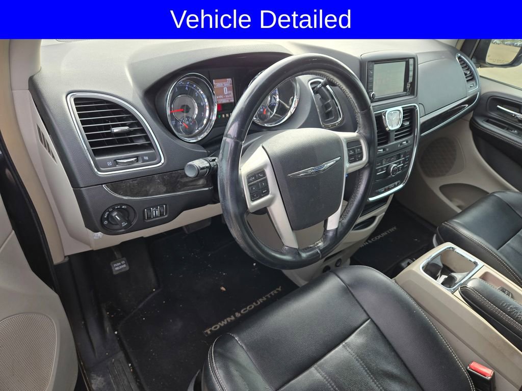 Used 2014 Chrysler Town & Country Touring image 9