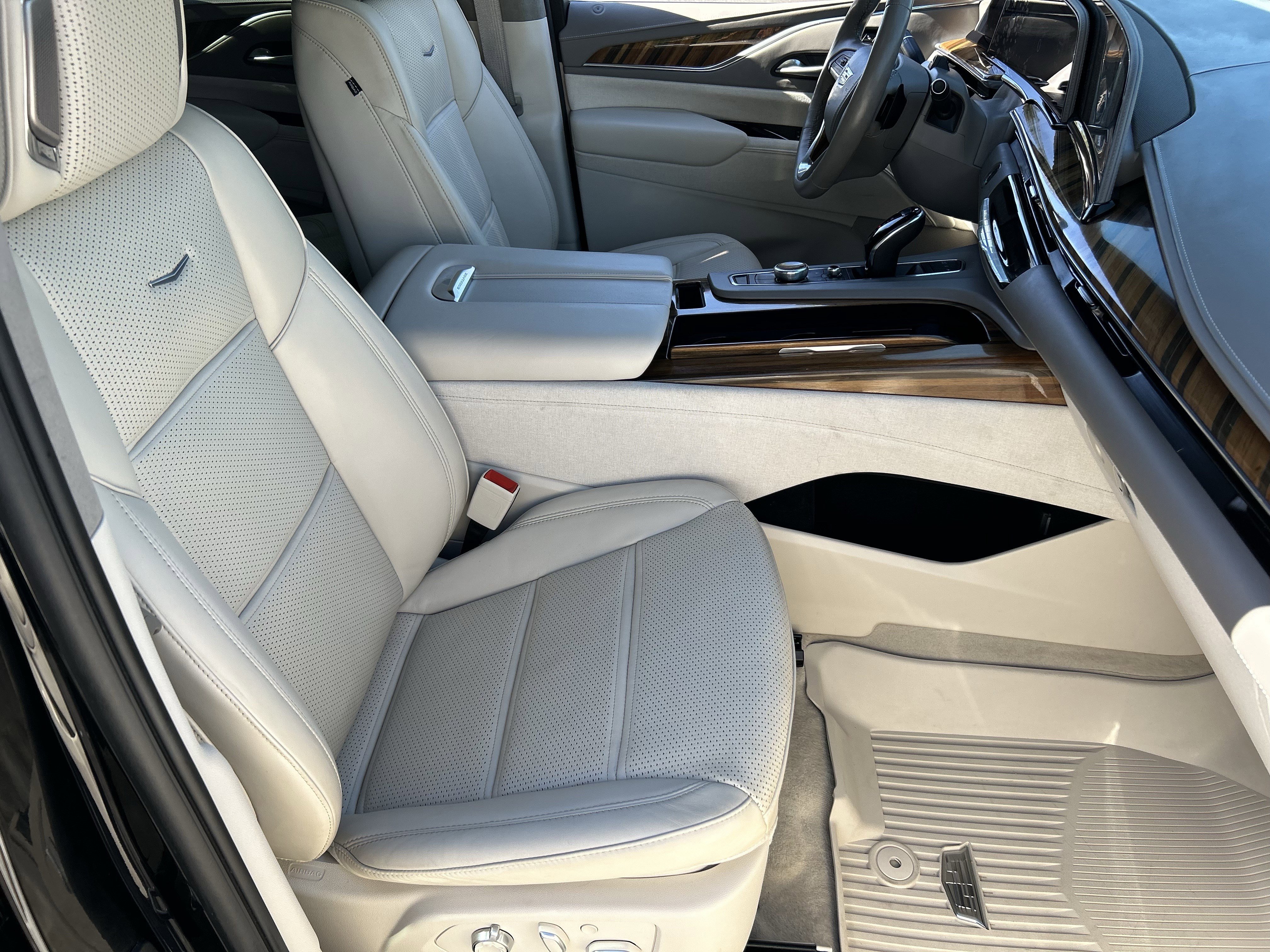 Used 2024 Cadillac Escalade ESV Sport Platinum w/ LPO, ONYX Package AWD/4WD image 9