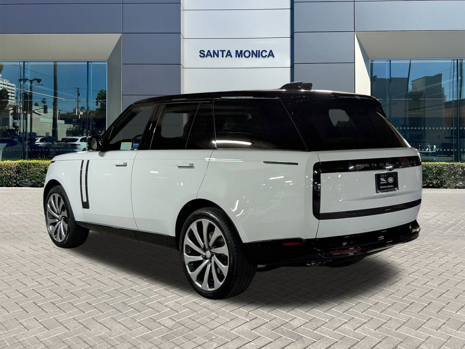 New 2025 Land Rover Range Rover SE image 9